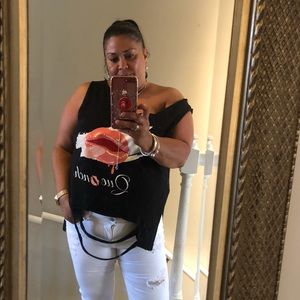 QUE💋NCH QOSMETIX promotional T-shirt’s.